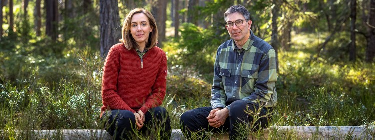 Bild på Hanna och Stefan i skogen, Moelven Skog