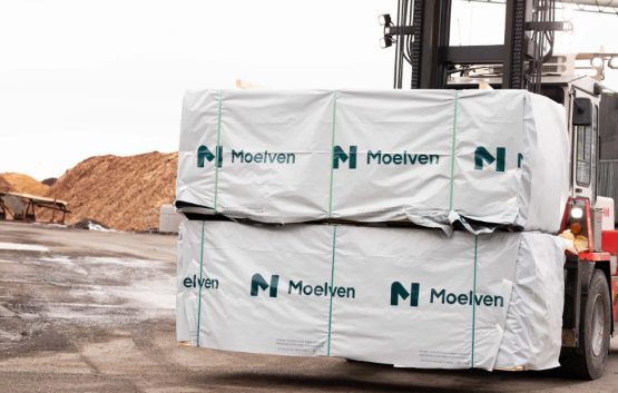 Truck carrying Moelven-products