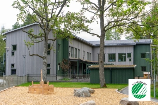 Bild på grå och grön förskola med svanenmärke