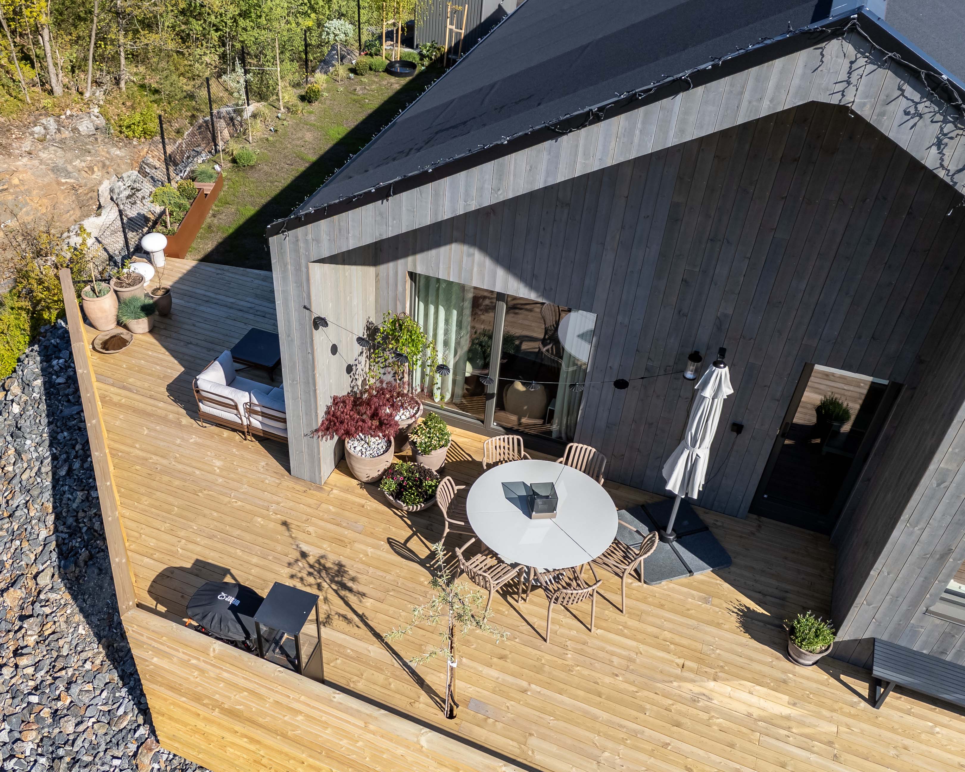 Moderne hus med ny lekker terrasse i Cu impregnert furu og spilerekkverk