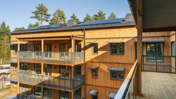 Vård och omsorgsboende sätt från utsidan mot altan