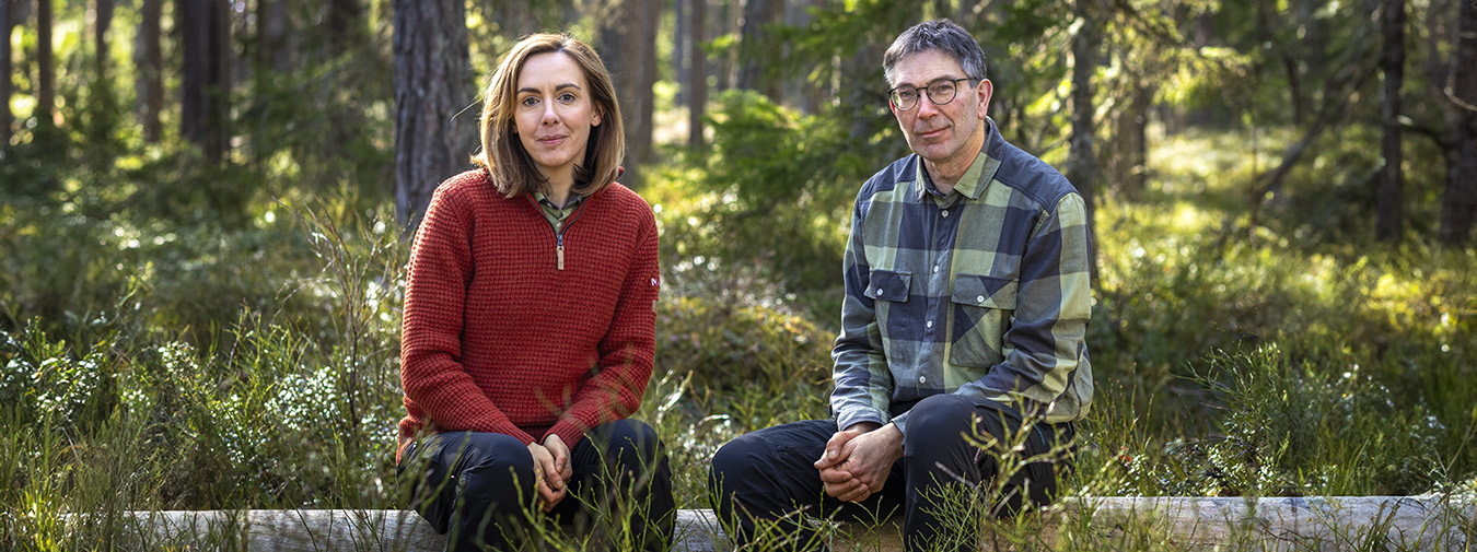 Bild på Hanna och Stefan i skogen, Moelven Skog