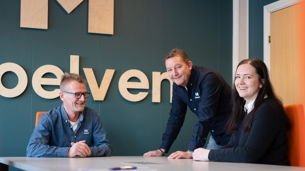 En god samarbeidspartner - Glad person med blå skjorte