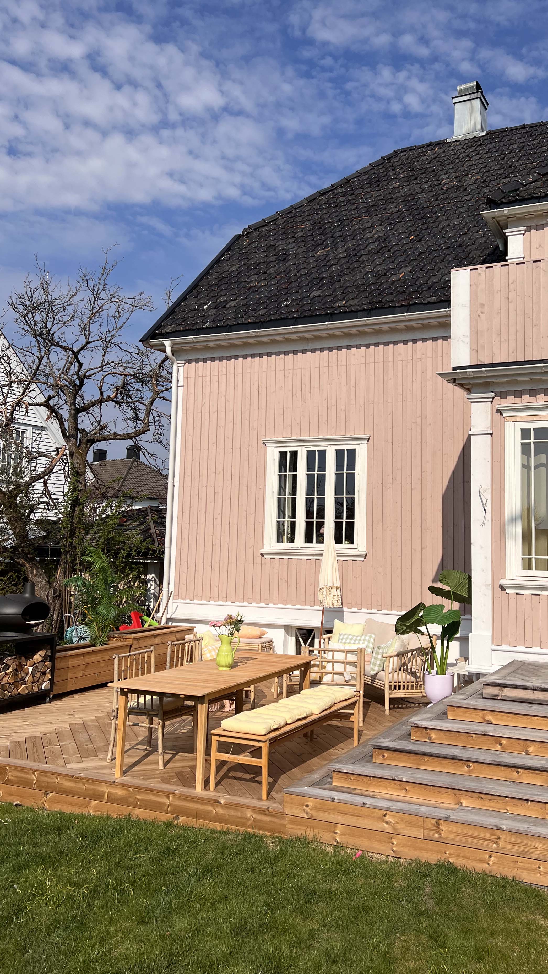 Det rosa huset med den første terrassen ferdig