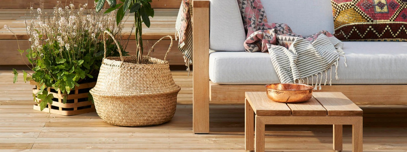 Cu-terrasse med moderne tremøbler og planter