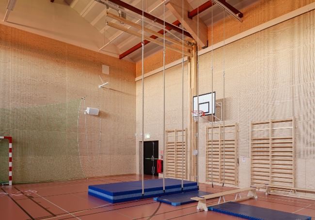 Idrottshall med perforerad Studiopanel.