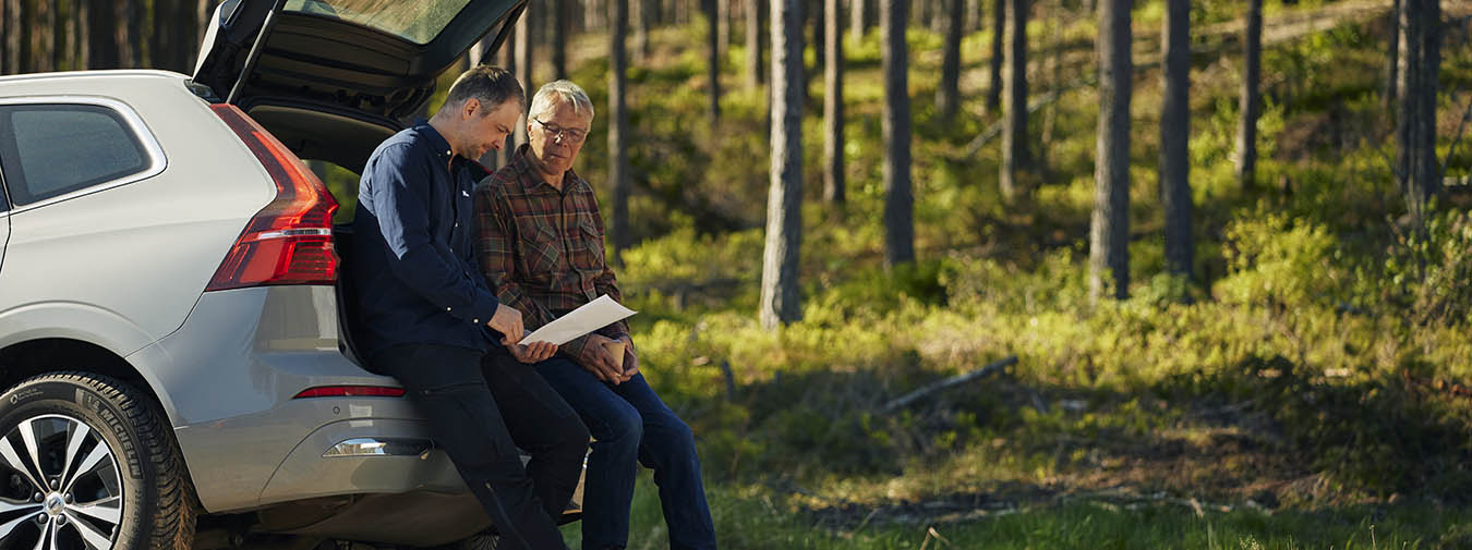 två män diskuterar förvaltningsplan, moelven skog