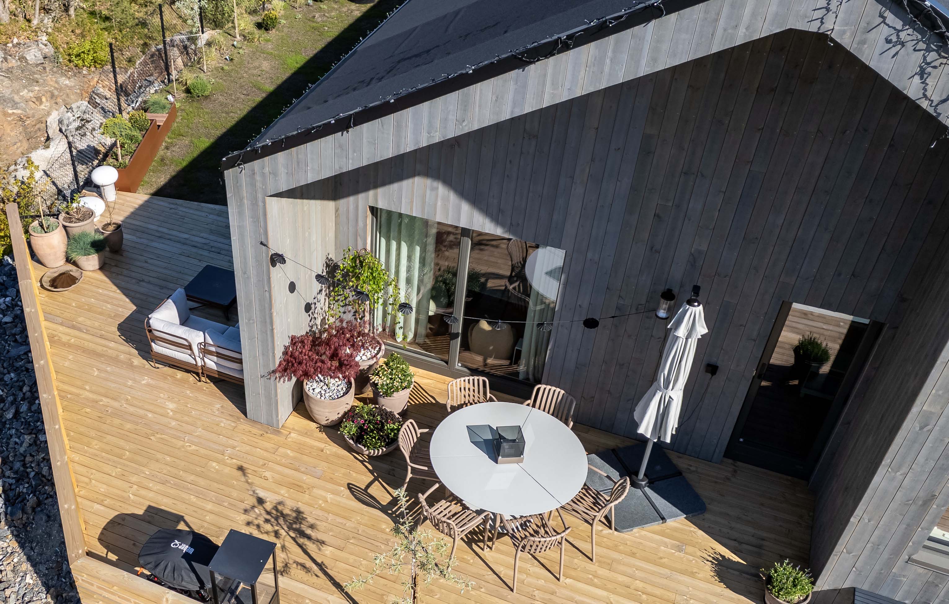 Moderne hus med Moelven Værbitt kledning og ny terrasse