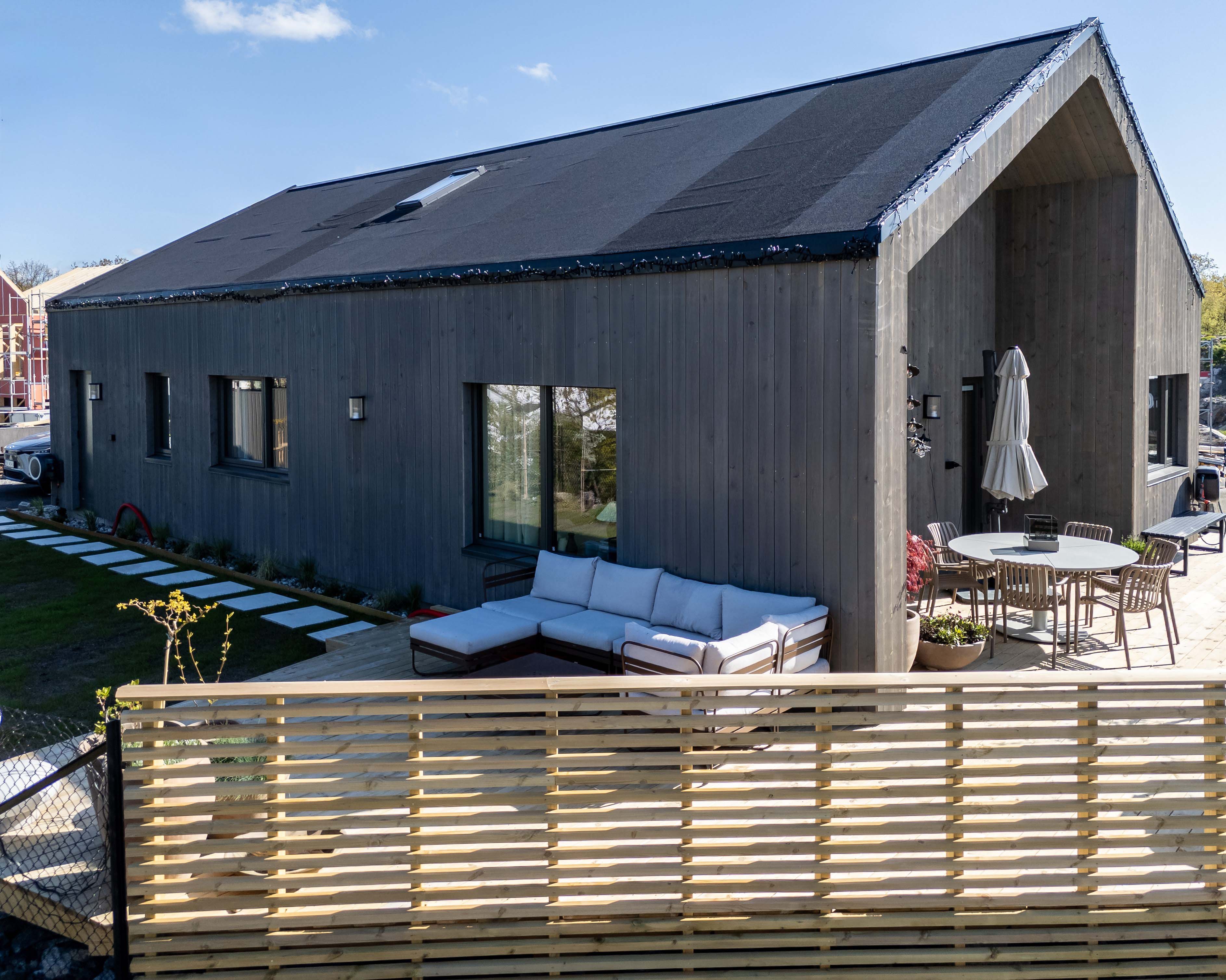 Moderne hus med Værbitt kledning i fargen gråna