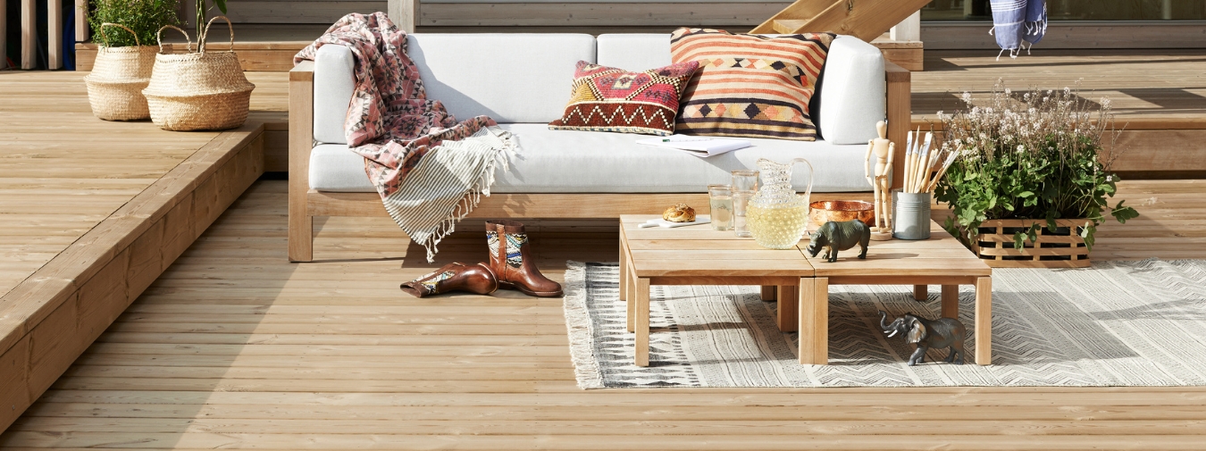 En altan med trall och utemöbler