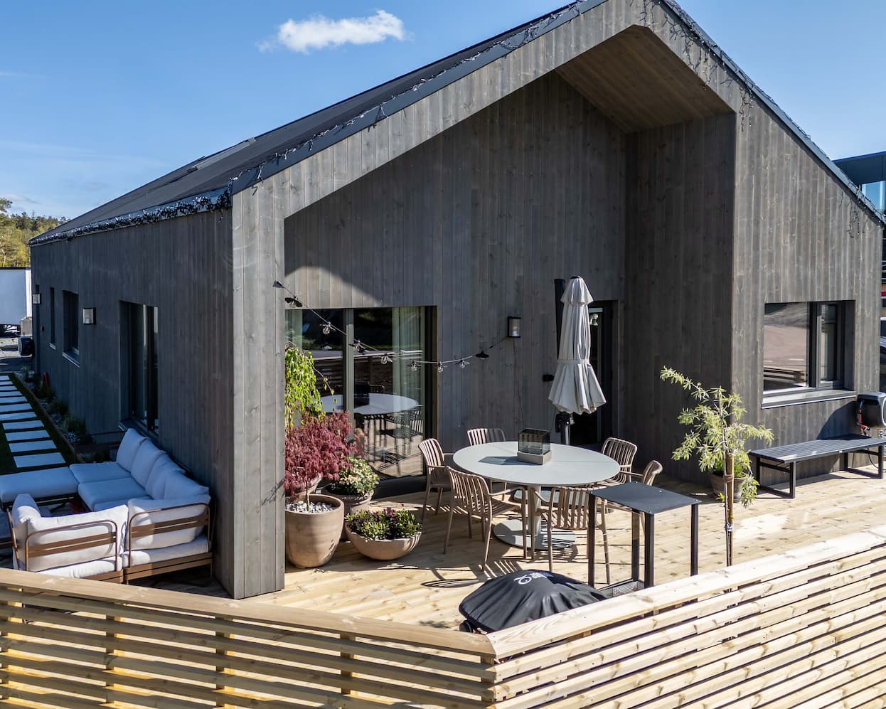 Moderne hus med Moelven Værbitt kledning i fargen gråna