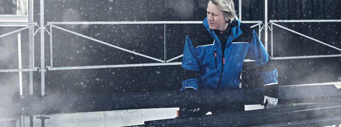 Moelven fabrikkbehandlet trekledning monteres utendørs i vintervær