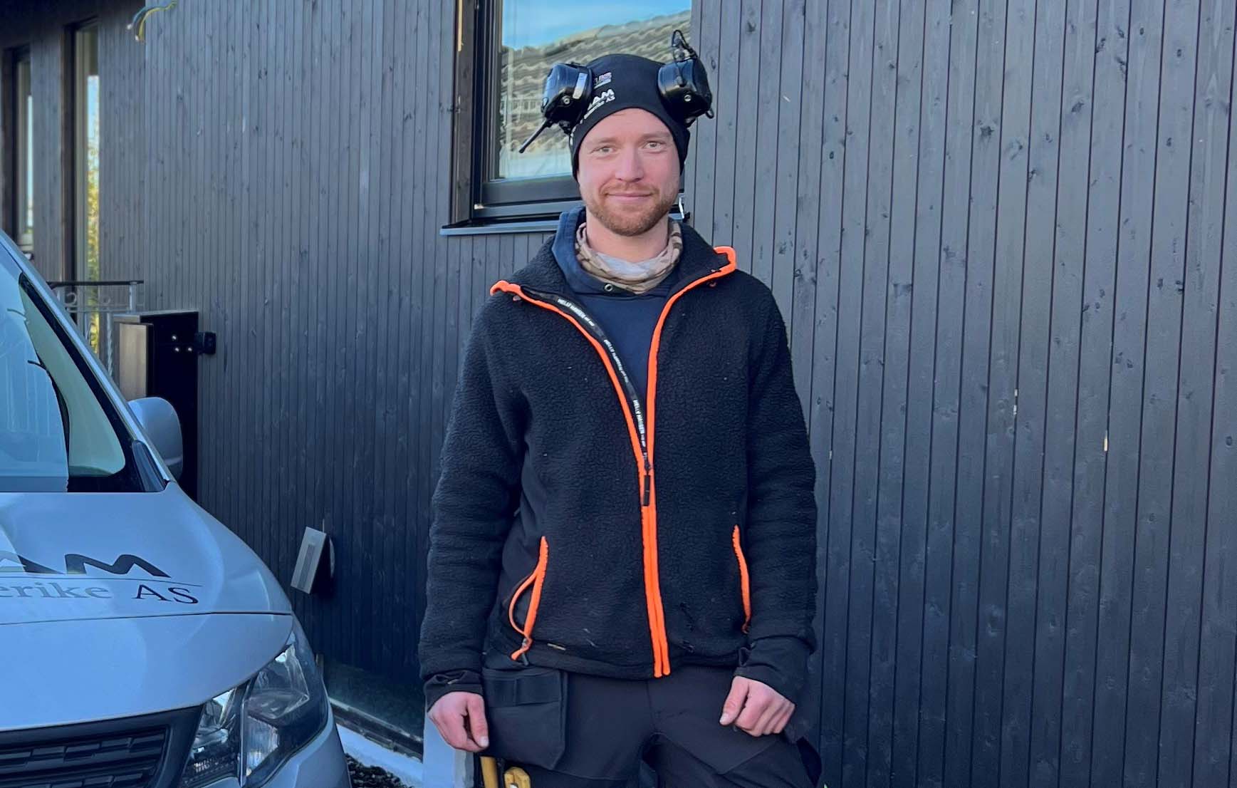 Tømrer Fredrik foran det ny-kledde huset.