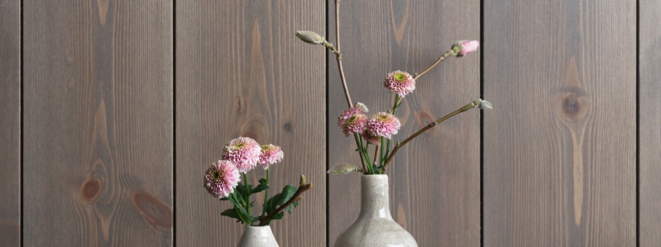 Herregårdspanel oljet Kongle med rosa blomster i vase foran