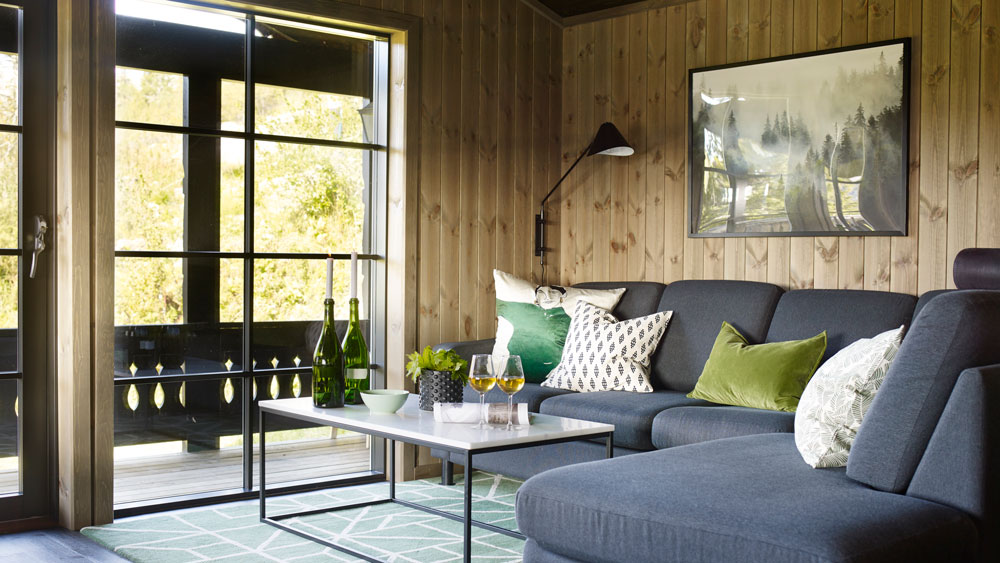 stue på hytte med trepanel på vegg og i tak