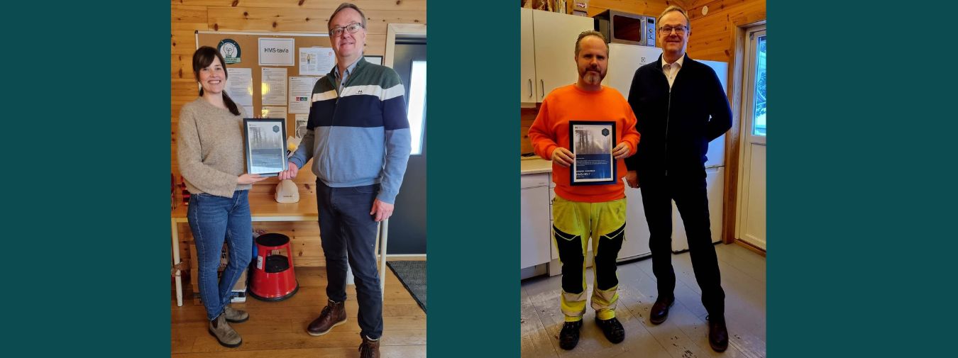 HMS-helter Cathrine og Jørgen mottar diplomet av daglig leder på Moelven treinteriør