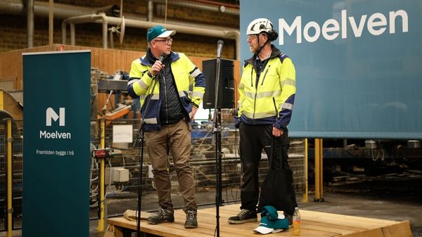 Fredrik Jungermark fick diplom och presentkort av VD Thomas Haglund