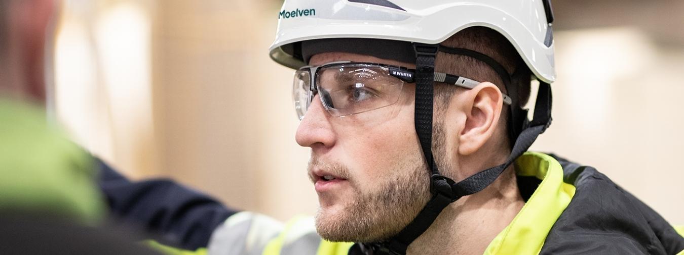 HMS i Moelven - person med verneutstyr