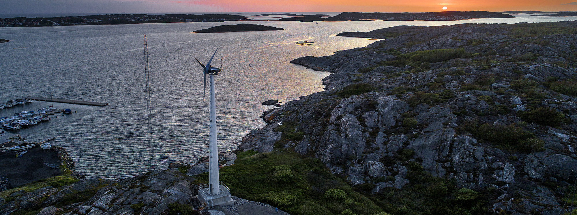Vindkraftstornet på Björkö vid solnedgången.