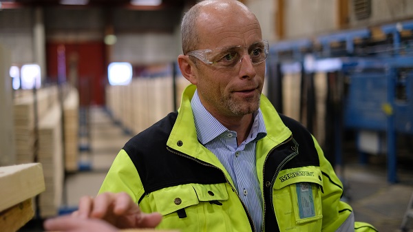 Rune Abrahamsen, adm.dir. på Moelven Limtre, viste journalisten rundt på limtrefabrikken