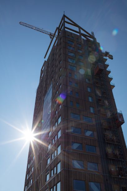 Mjøstårnet har 18 etasjer og er 85,4 meter høyt