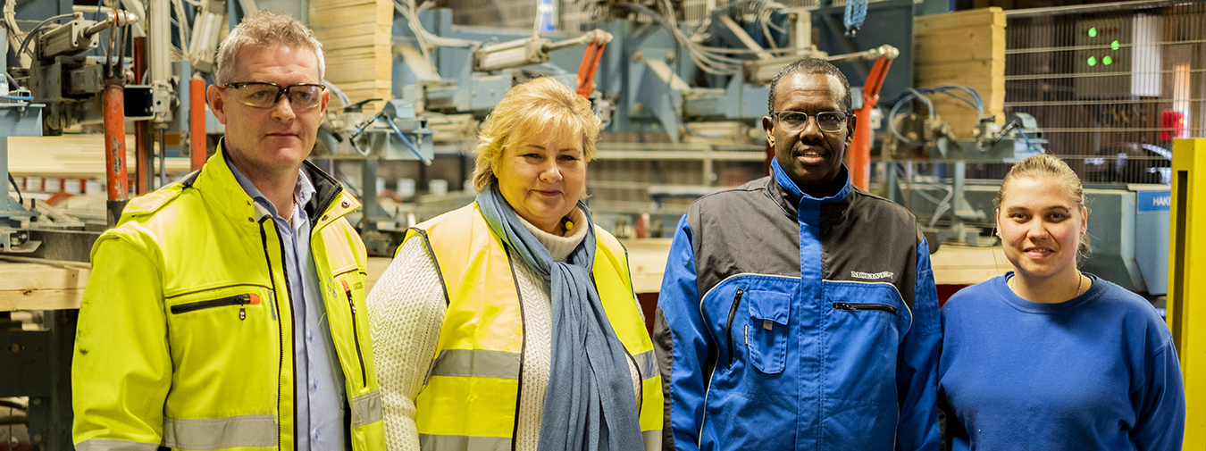 Rune Frogner, Erna Solberg, Mahamad Hassan Mahamad og Linda Vatningen Nilsen møttes på Moelven Numedal onsdag.