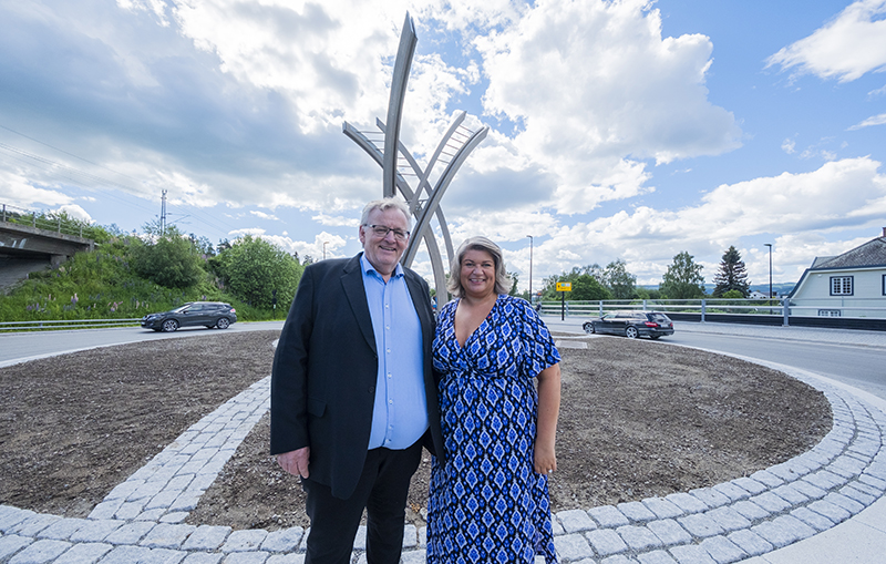 Ordfører i Ringsaker, Anita Ihle Steen, og konsernsjef i Moelven, Morten Kristiansen, foran den nye limtreskulpturen i Moelv.