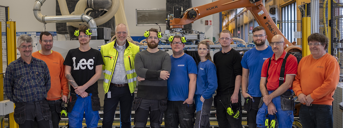 Ansatte som jobber med roboter på Moelven Byggmodul AS