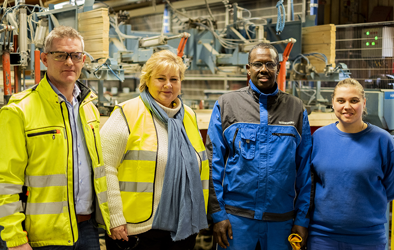 Rune Frogner, Erna Solberg, Mahamad Hassan Mahamad og Linda Vatningen Nilsen møttes på Moelven Numedal onsdag.