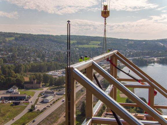Mjøstårnet i Brumunddal er med sine 85,4 meter verdens høyeste trehus. Foto: Anti Hamar