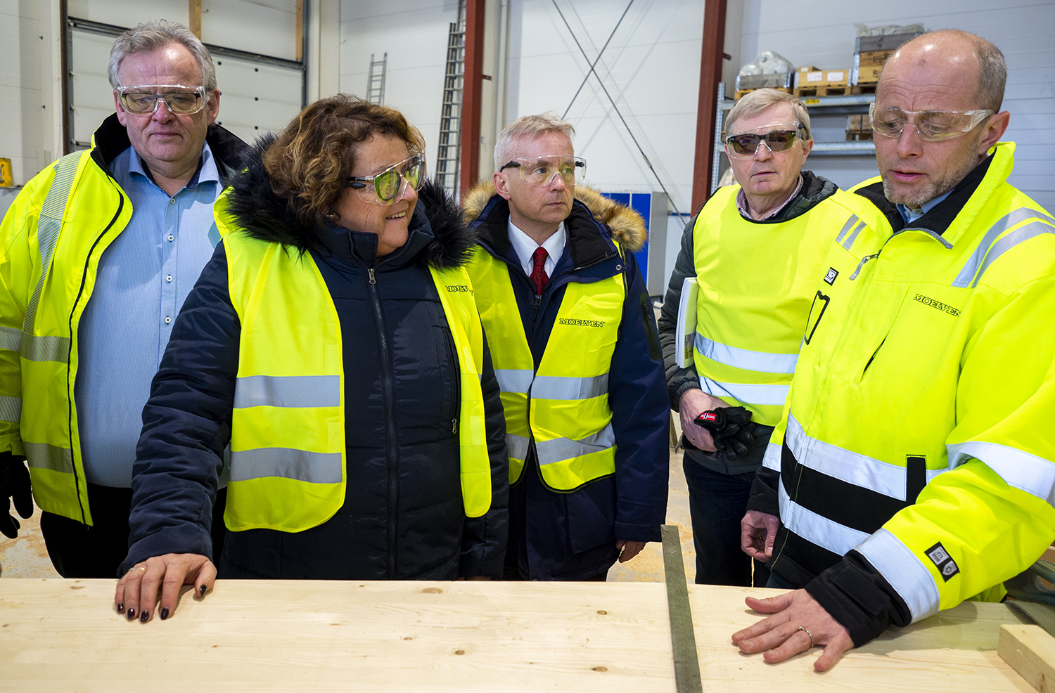 Olaug Bollestad var tirsdag hos Moelven for å legge fram regjeringens strategi for økt aktivitet i skog- og trenæringa.