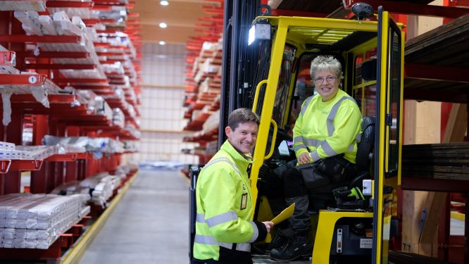 Sven Egil Holmsen, direktør Moelven Langmoen AS sammen med logistikkoperatør Marianne Gropen er fornøyd med den nye hverdagen på lageret.