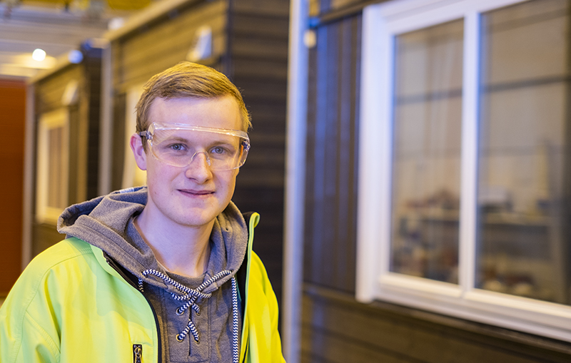 Etter bare seks måneder i yrkeslivet leverer traineen nå garderober og oppholdsrom til Aurskog sykehjem. De har han selv tegna og konstruert.