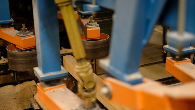 Treplanker av gran fra sagbruk innen femmils radius fra Mjøstårnet utgjør råvaren benyttet i limtreproduksjon. Bærekonstruksjonen i verdens høyeste trehus er limtre produsert i Moelv.