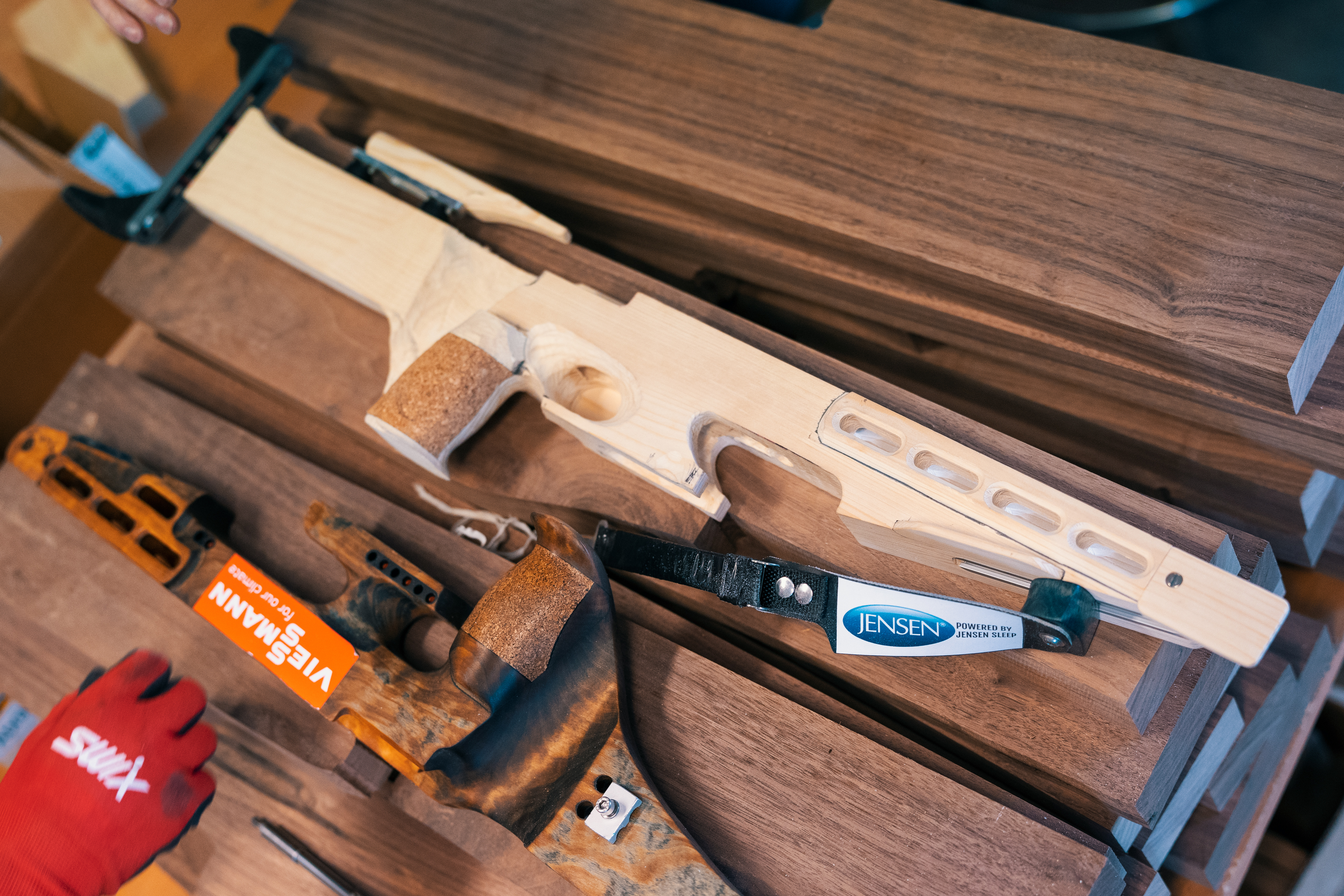 Geværstokken er laget av gran, og kom ut fra sagbruket som konstruksjonsvirke i kvaliteten C30