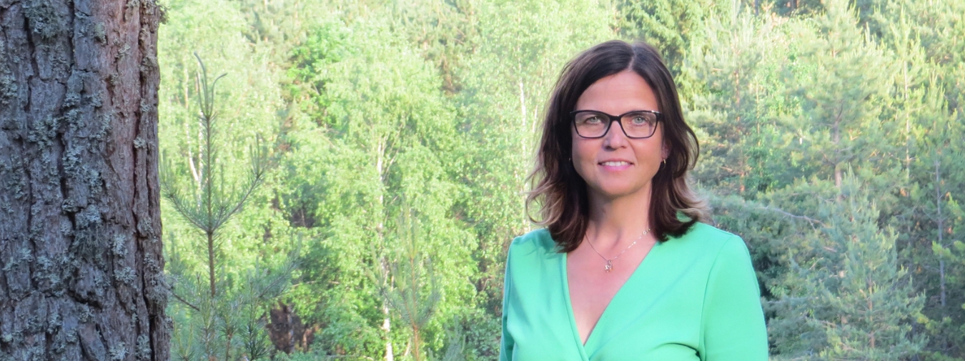 Porträtt av Cecilia Ullman framför träd