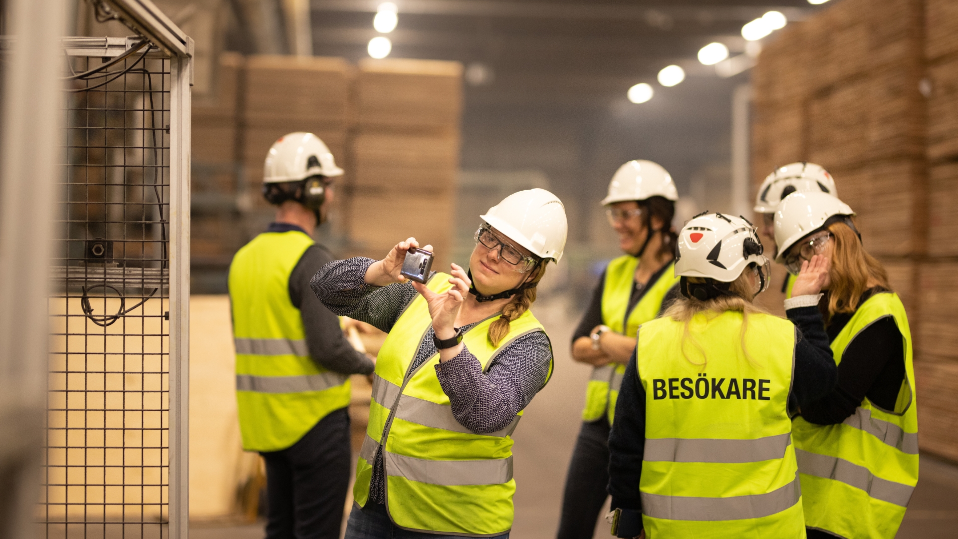 Personer i plywood-fabrik