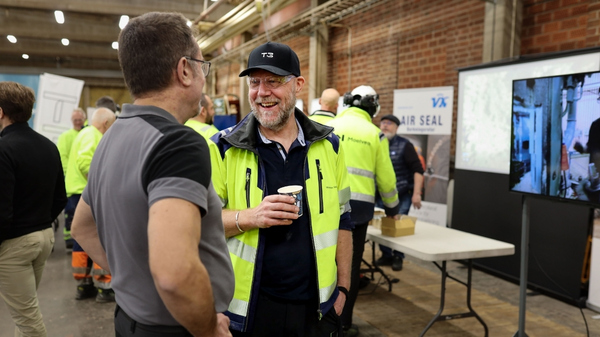 Två glada personer som pratar på en mässa på Moelven Valåsen