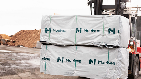 Truck carrying Moelven-products
