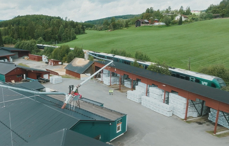 Dronebilde av en fabrikk som ligger landlig til.