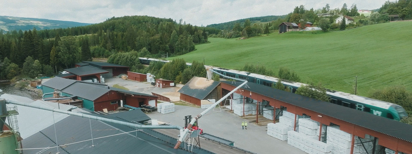 Dronebilde av en fabrikk som ligger landlig til.