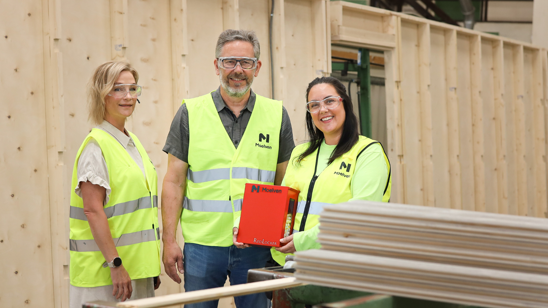 Paula tillsammans med fabrikschef Bengt och produktionsledare Charlotte