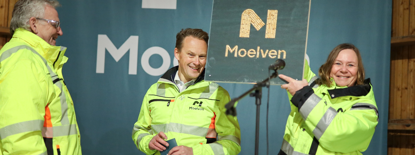 Morten Kristiansen, Lars Storslett och Gunilla Pettersson mottar invigningsgåva