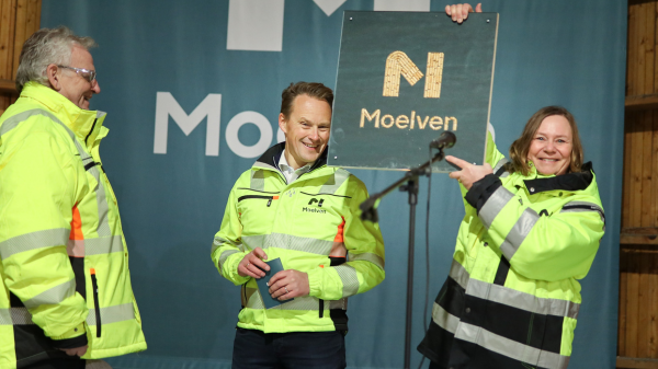 Morten Kristiansen, Lars Storslett och Gunilla Pettersson mottar invigningsgåva