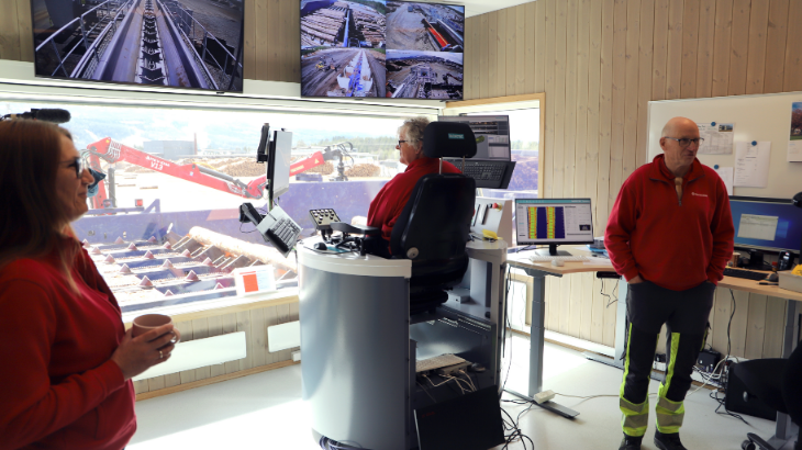 Medarbeidere fra Norsk Virkesmåling på det nye operatørrommet