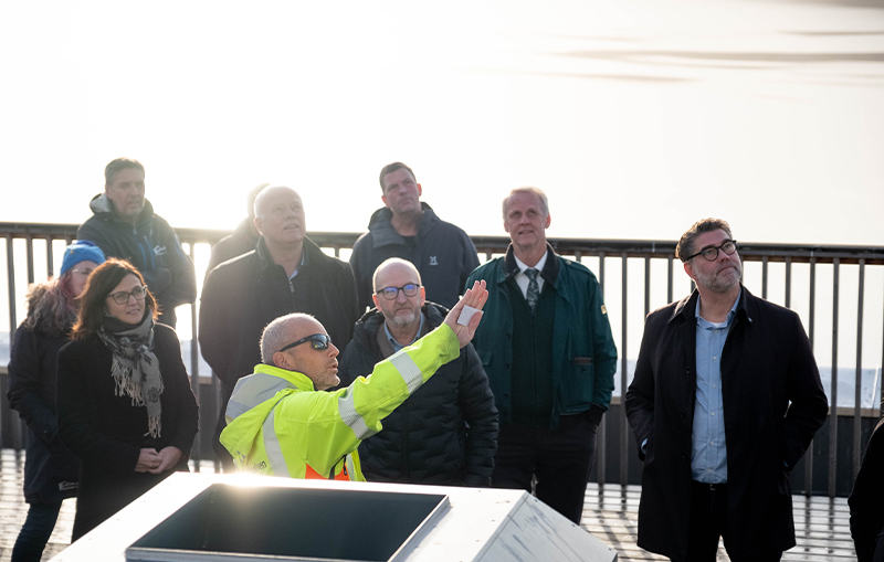 Fler människor på toppen av Mjøstårnet