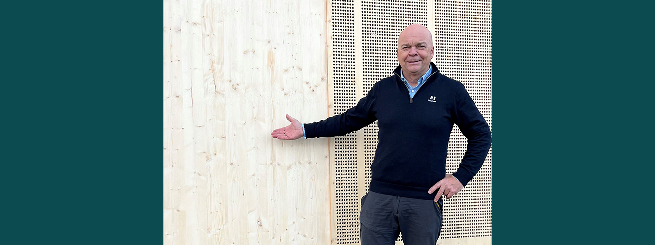 Winfried Schaal viser frem det nye produktet.