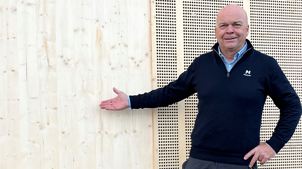 Winfried Schaal viser frem det nye produktet.