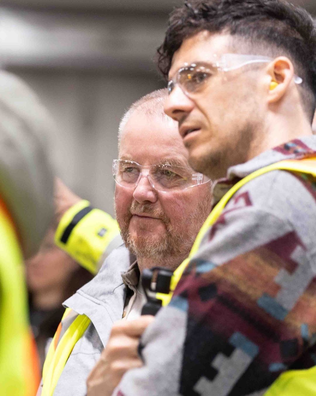 Två personer samtalar