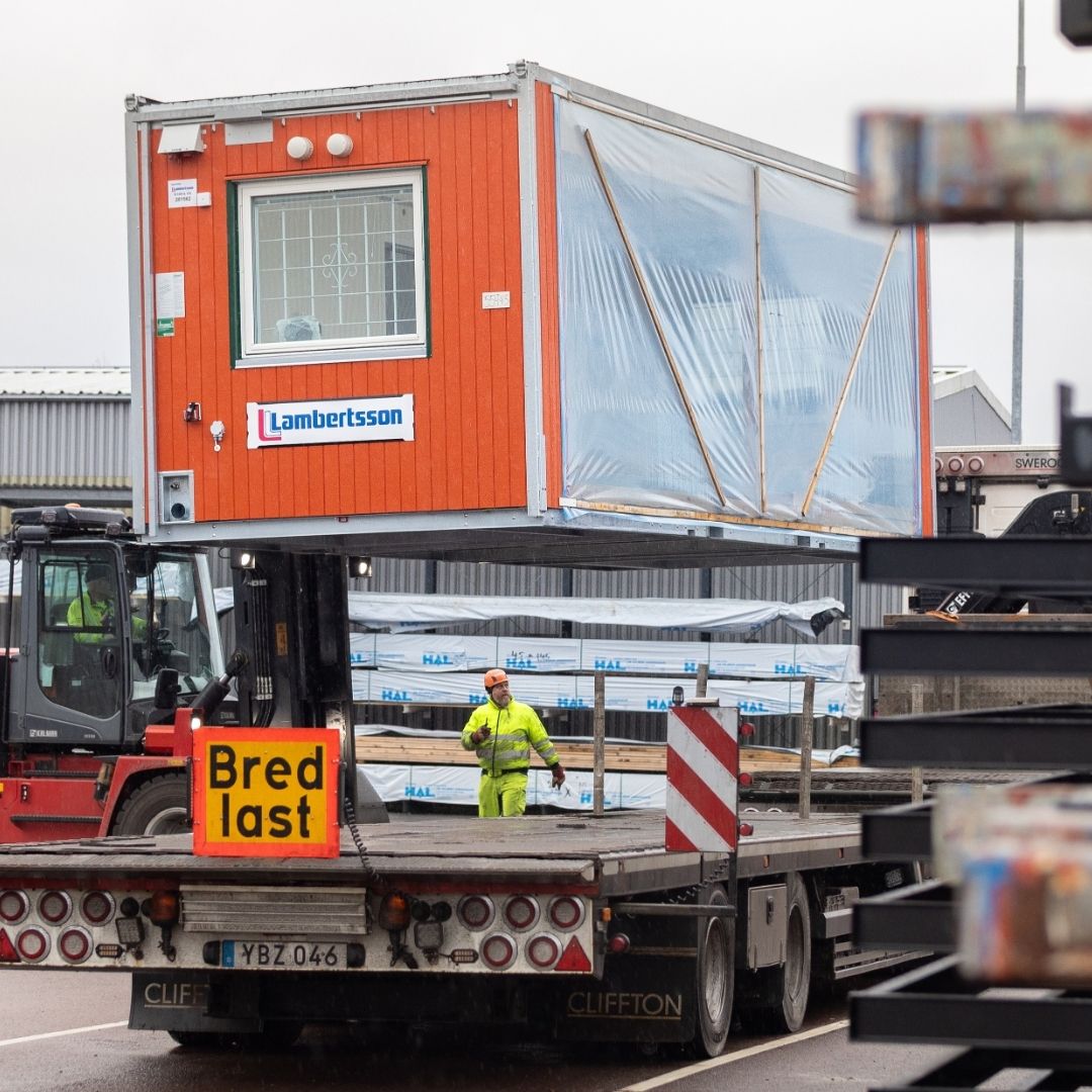 Bod lyfts på lastbild